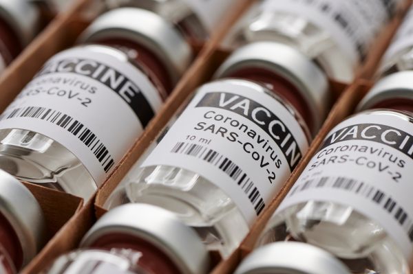 «Κοκτέιλ» εμβολίων κατά κοροναϊού: Προστατεύει καλύτερα; | imommy.gr