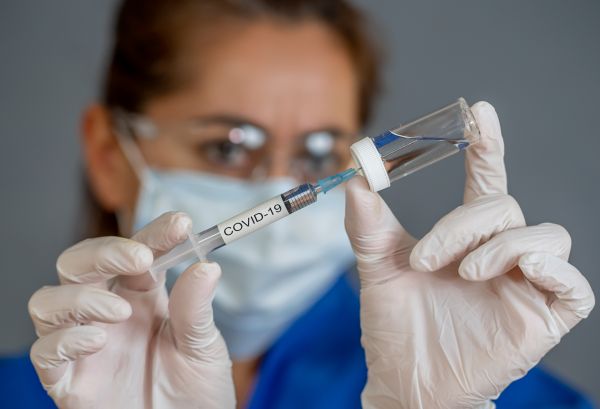 Εμβόλια κατά κοροναϊού: Πόσο αποτελεσματικά είναι σε ηλικωμένους και ευπαθείς | imommy.gr