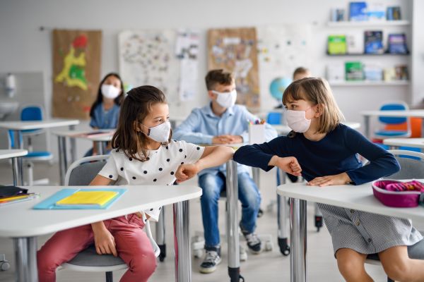 Χρήση μάσκας στα σχολεία: Πώς βοήθησε στον έλεγχο της πανδημίας; | imommy.gr