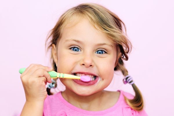 Πώς θα μάθετε στο παιδί να πλένει σωστά τα δόντια του | imommy.gr