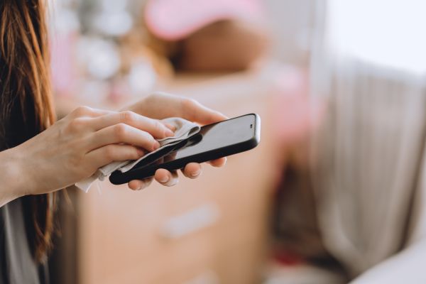 Σύντομος οδηγός για να απολυμάνετε το κινητό σας | imommy.gr