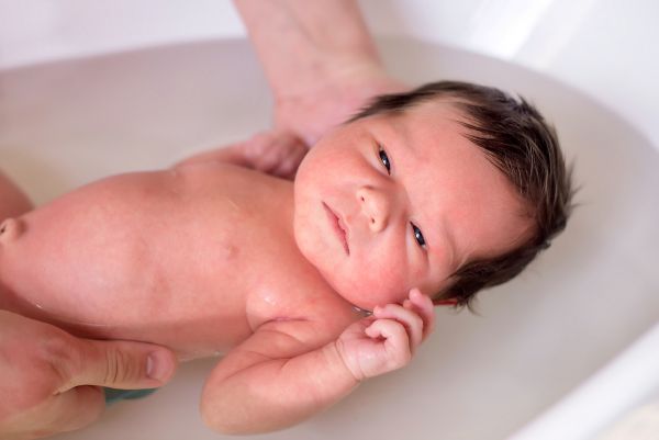 Πότε να κάνουμε το πρώτο μπάνιο στο μωρό; | imommy.gr