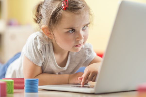 Έρευνα ΙΤΕ: Πόσες ώρες περνάνε τα παιδιά στο διαδίκτυο; | imommy.gr