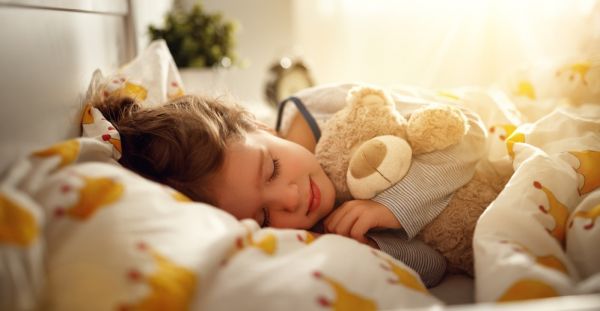 Πώς θα βοηθήσετε το παιδί να κοιμάται καλύτερα | imommy.gr