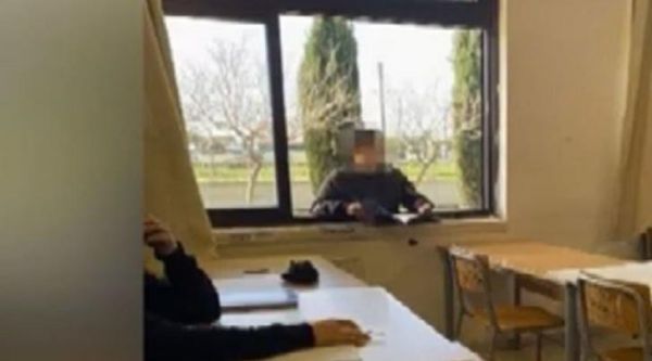 Κοροναϊός: Μαθητής παρακολουθεί μάθημα από το.. παράθυρο του σχολείου | imommy.gr