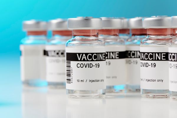 AstraZeneca: Πώς σχολιάσει μέλος της Επιτροπής Εμβολιασμών την σύνδεση εμβολίου και θρομβώσεων | imommy.gr