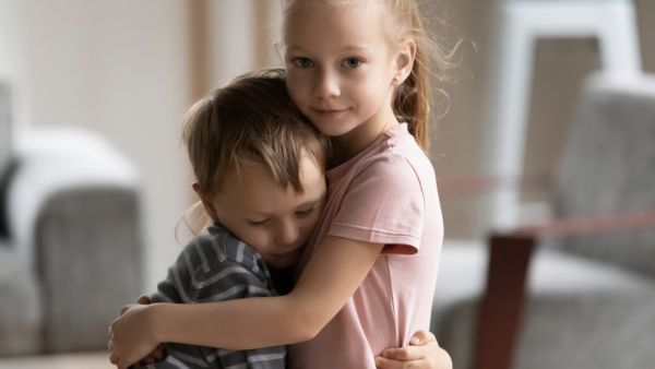 Πώς θα ενθαρρύνετε το παιδί να είναι καλύτερο με το αδερφάκι του | imommy.gr