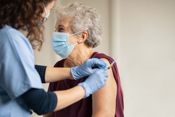 Εμβολιασμοί : «Ανοίγει» η πλατφόρμα για ηλικίες 70-74 | imommy.gr