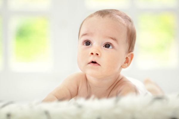 Γιατί το μωρό κοιτάζει επίμονα; | imommy.gr