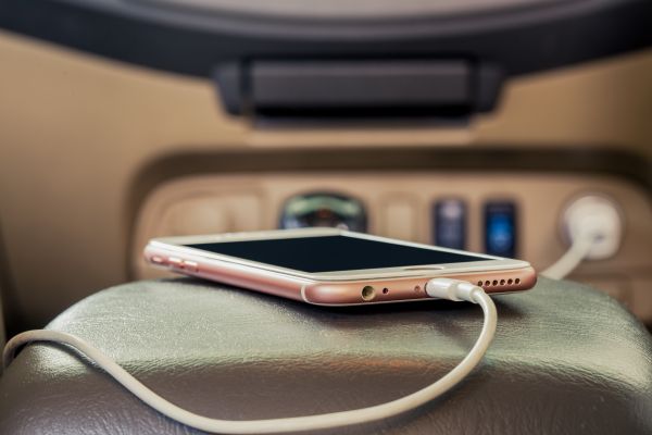 Φορτίζετε το κινητό στο αμάξι σας; Γιατί πρέπει να το σταματήσετε | imommy.gr