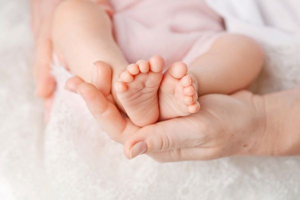 Πώς εκδηλώνεται στα μωρά η Όμικρον; | imommy.gr