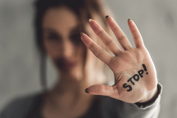 «Μπορείς να ξεφύγεις από την κακοποίηση»: Εκστρατεία κατά την ενδοοικογενειακής βίας στην πανδημία | imommy.gr