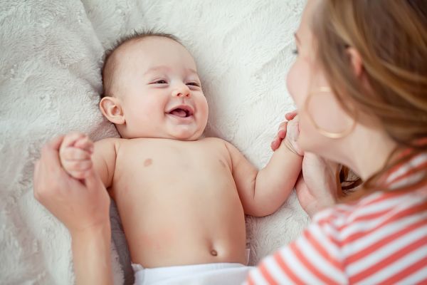 Πώς μπορείτε να παίξετε με το νεογέννητο μωρό σας | imommy.gr