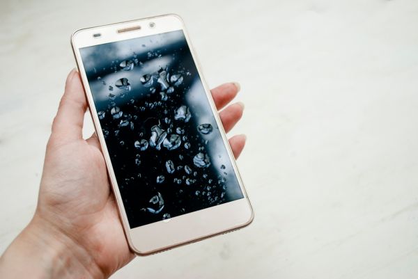 Τι πρέπει να κάνετε αν βραχεί το κινητό σας και δεν ανοίγει | imommy.gr