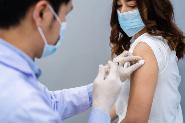 AstraZeneca: «Απειροελάχιστος είναι ο κίνδυνος για όσους εμβολιαστούν» | imommy.gr