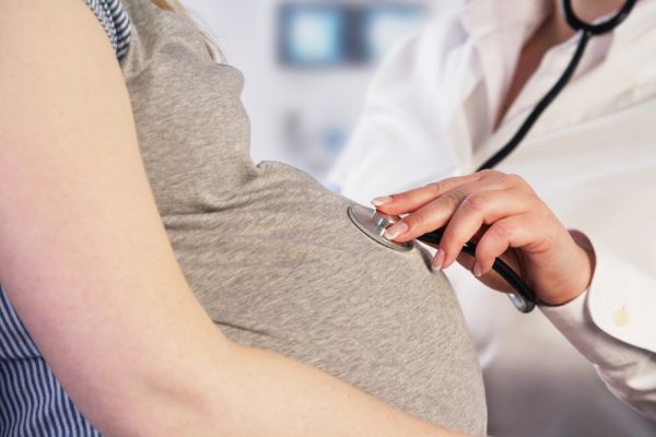 Κοροναϊός: Οι επιπτώσεις της νόσου από τη μητέρα στο έμβρυο | imommy.gr