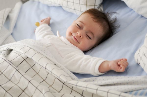 Γιατί το μωρό χαμογελάει στον ύπνο του; | imommy.gr