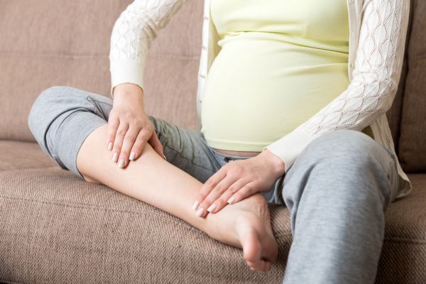 Πρησμένοι αστράγαλοι στην εγκυμοσύνη : Τι φταίει και τι μπορείτε να κάνετε | imommy.gr