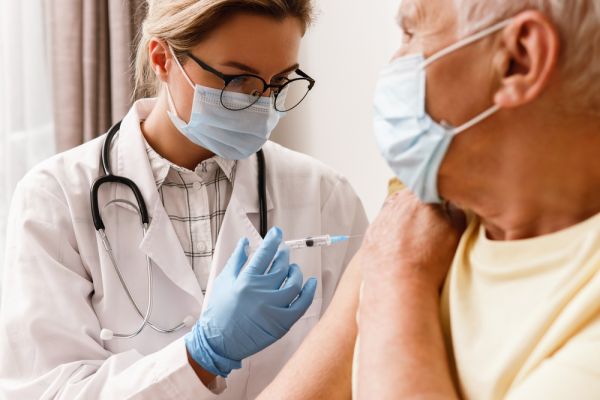 Ενας στους τρεις ηλικιωμένους δεν εμβολιάστηκε κατά του κοροναϊού | imommy.gr