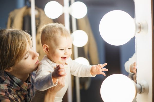 Παιχνίδια στον καθρέφτη: Πώς ωφελούν το παιδί; | imommy.gr