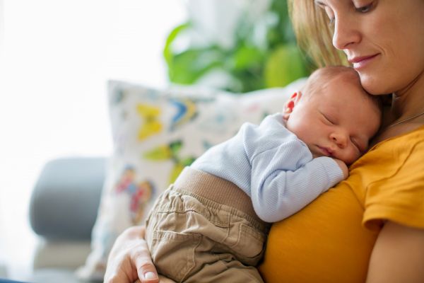 Μωρό: Πώς ωφελείται όταν το κρατάτε κοντά στο στήθος σας; | imommy.gr