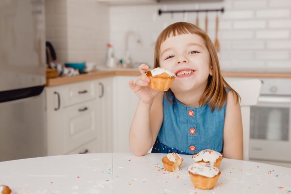 Γιατί δεν πρέπει να απαγορεύουμε τα γλυκά στα παιδιά | imommy.gr
