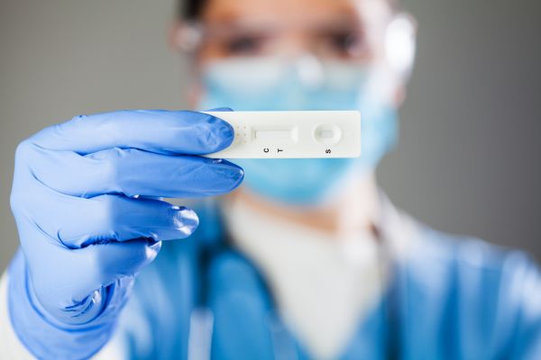 Για ποιους εργαζομένους συνεχίζεται η διάθεση self test | imommy.gr