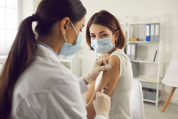 Τι αλλάζει στους εμβολιασμούς για τους 18-29 | imommy.gr
