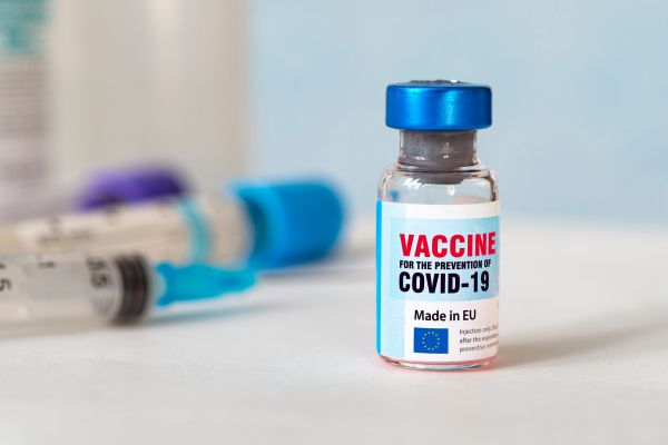 Covid-19: Όλη η λίστα με τις παρενέργειες των εμβολίων | imommy.gr