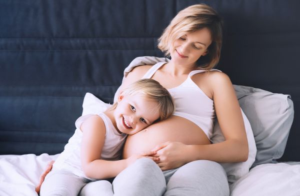 Δεύτερη εγκυμοσύνη και ανατροφή νηπίου: Πώς θα διευκολύνετε την καθημερινότητά σας | imommy.gr