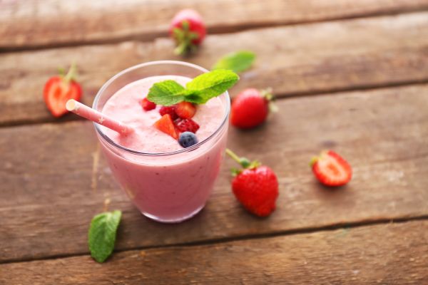 Shake με γιαούρτι, τζίντζερ και μαρμελάδα φράουλα | imommy.gr