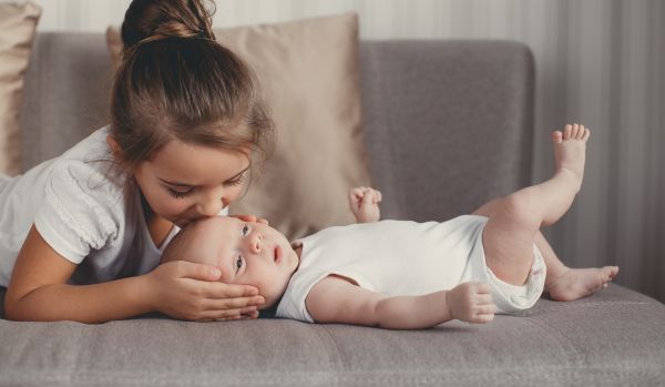 Τι μπορείτε να κάνετε ώστε να «δεθεί» το παιδί με το νεογέννητο | imommy.gr