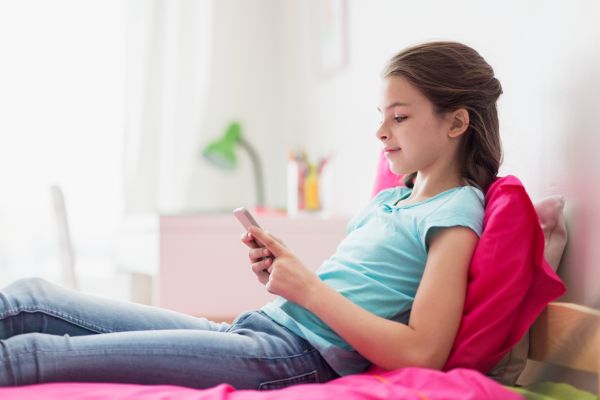 Πέντε ερωτήσεις που πρέπει να κάνετε στο παιδί σας προτού του πάρετε κινητό | imommy.gr