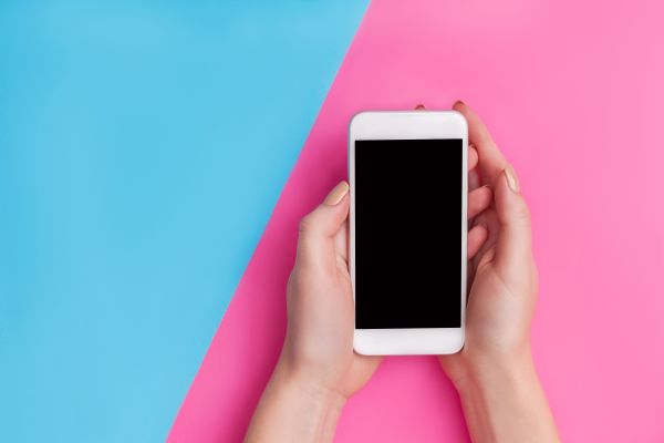 Πέντε συχνά λάθη που κάνουμε όταν φορτίζουμε το iPhone | imommy.gr