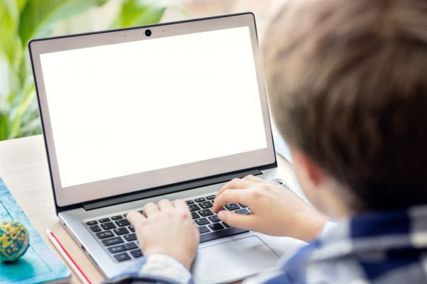 Κίνδυνοι στο Διαδίκτυο: Πώς προσεγγίζουν και παρασύρουν οι παιδόφιλοι ανήλικα παιδιά | imommy.gr