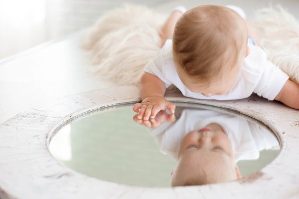 Γιατί τα μωρά αγαπούν τους καθρέφτες; | imommy.gr