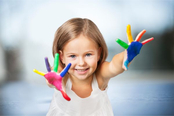 Νήπιο: Μαθαίνει τα χρώματα διασκεδάζοντας | imommy.gr