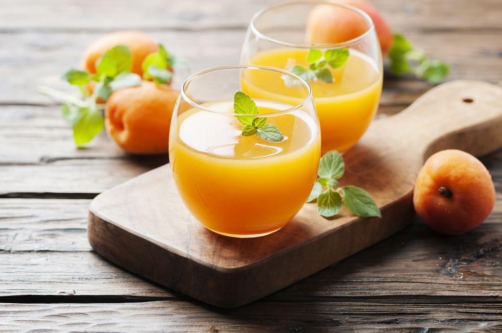 Καλοκαιρινός χυμός βερίκοκο