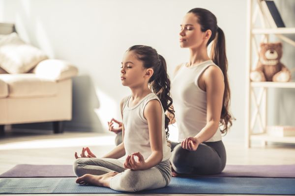 Family yoga: Αξίζει να την δοκιμάσετε μαζί με τα παιδιά | imommy.gr