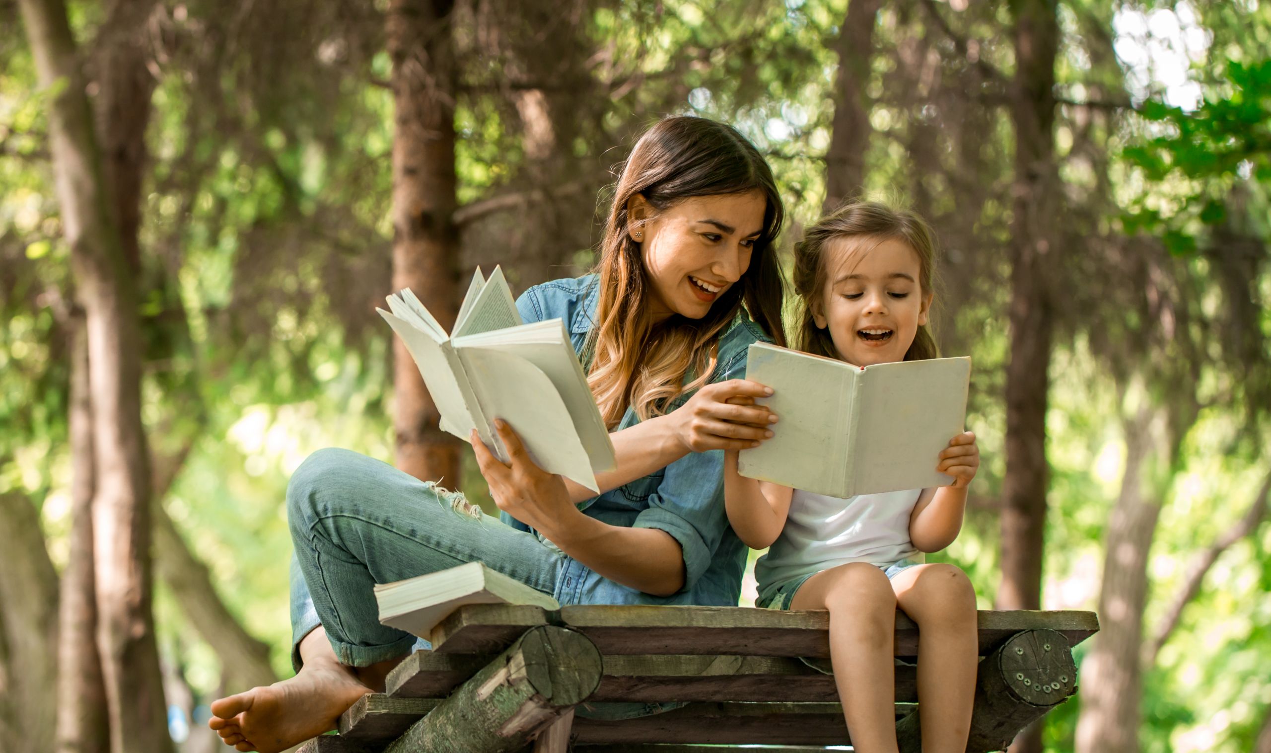 Семья читает книгу картинка. Чтение на природе с детьми. Чтение подростков. Подросток с книгой. Фотосессия ребенка с книгами.