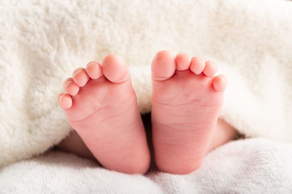 Φρίκη: Ξεψύχησε νεογέννητο μωρό έχοντας 71 κατάγματα – Οι γονείς του πίσω από τη δολοφονία | imommy.gr
