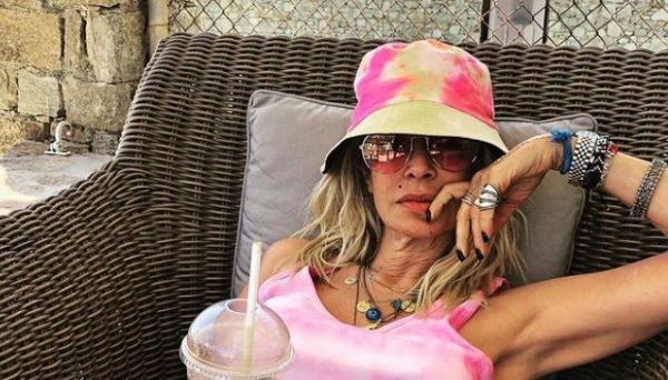 Άννα Βίσση: Παιχνίδια στη θάλασσα με τον εγγονό της | imommy.gr