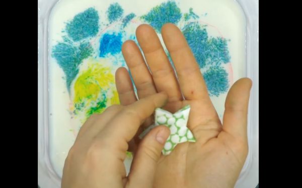 Δραστηριότητες για παιδιά: Εύκολο πείραμα με γάλα και χρώμα ζαχαροπλαστικής [βίντεο] | imommy.gr