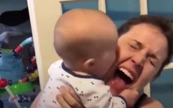 Μωράκι γεμίζει φιλιά τη μαμά του και το Διαδίκτυο «λιώνει» [βίντεο] | imommy.gr