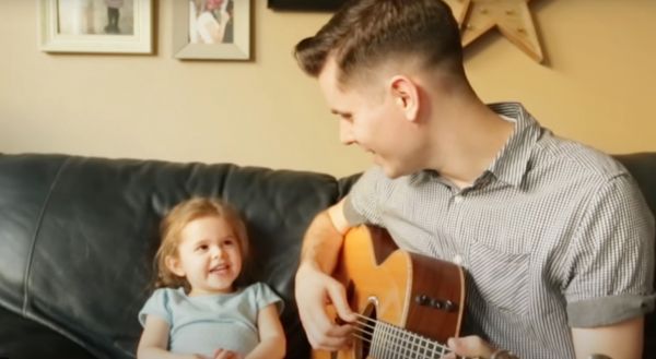 Μπαμπάς και κόρη τραγουδούν παρέα και γίνονται viral [βίντεο] | imommy.gr