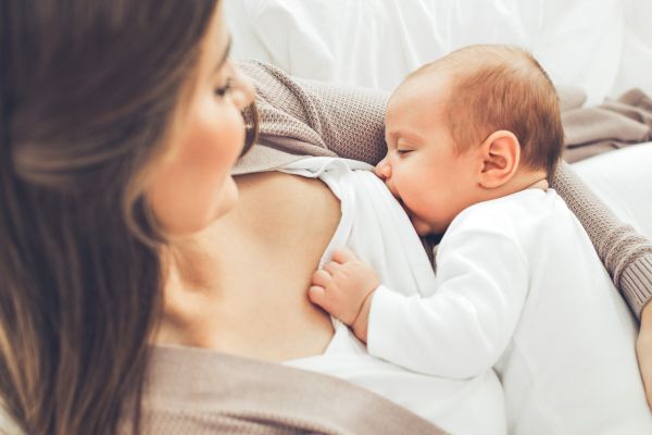 Θηλασμός – Πώς ωφελεί το μωρό το μητρικό γάλα; | imommy.gr