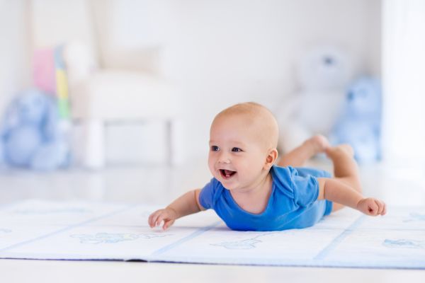Ανάπτυξη μωρού – Γιατί είναι σημαντικό να περνάει χρόνο μπρούμυτα | imommy.gr