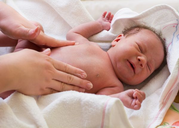 Βρεφικοί κολικοί – Πώς θα ηρεμήσετε το μωρό σας | imommy.gr