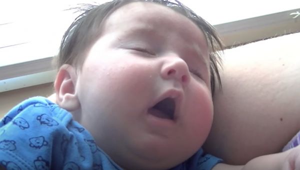 Ξεκαρδιστικό βίντεο με μωράκι που θέλει να φτερνιστεί | imommy.gr