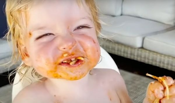 Μπόμπιρας τρώει μακαρόνια με κιμά και γίνεται viral [βίντεο] | imommy.gr